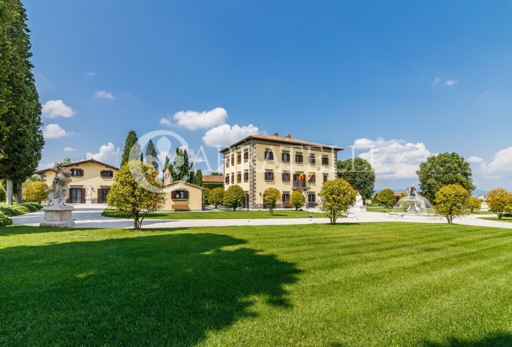 Villa dell’800 con parco, annessi e piscina