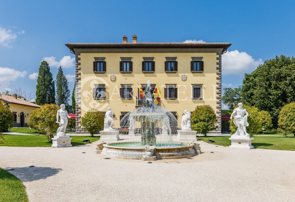 Villa dell’800 con parco, annessi e piscina