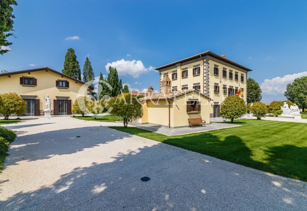 Villa dell’800 con parco, annessi e piscina