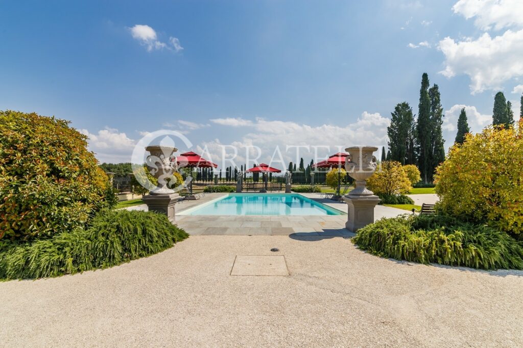 Villa dell’800 con parco, annessi e piscina