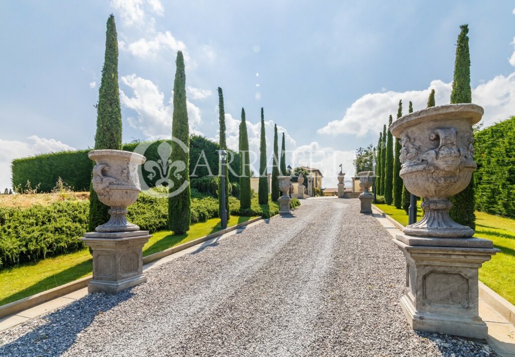 Villa dell’800 con parco, annessi e piscina