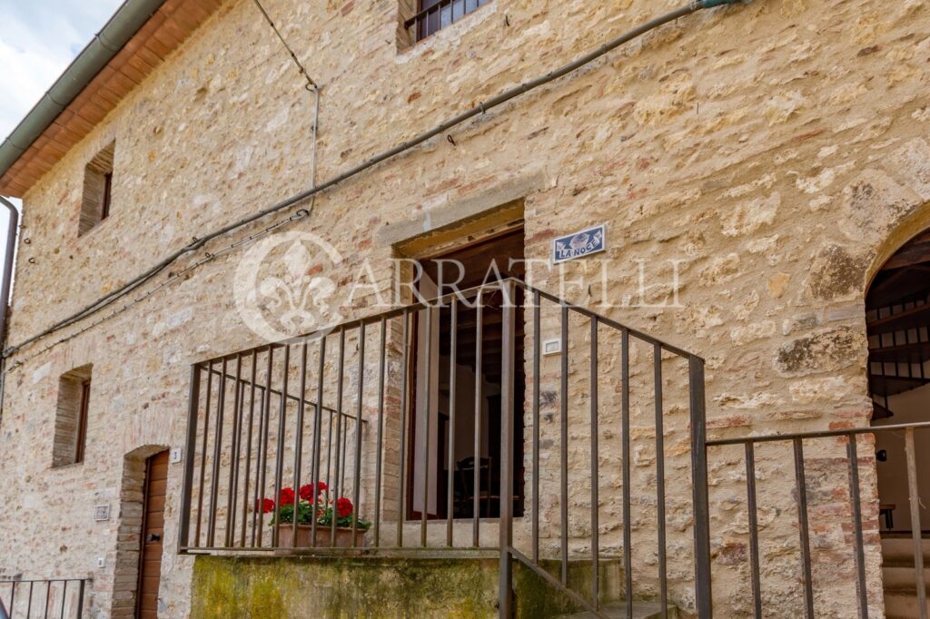 Castello e terreno di  290 ettari con complesso immobiliare