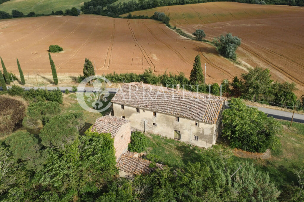 Castello e terreno di  290 ettari con complesso immobiliare