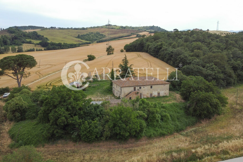 Castello e terreno di  290 ettari con complesso immobiliare