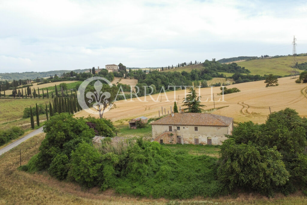 Castello e terreno di  290 ettari con complesso immobiliare