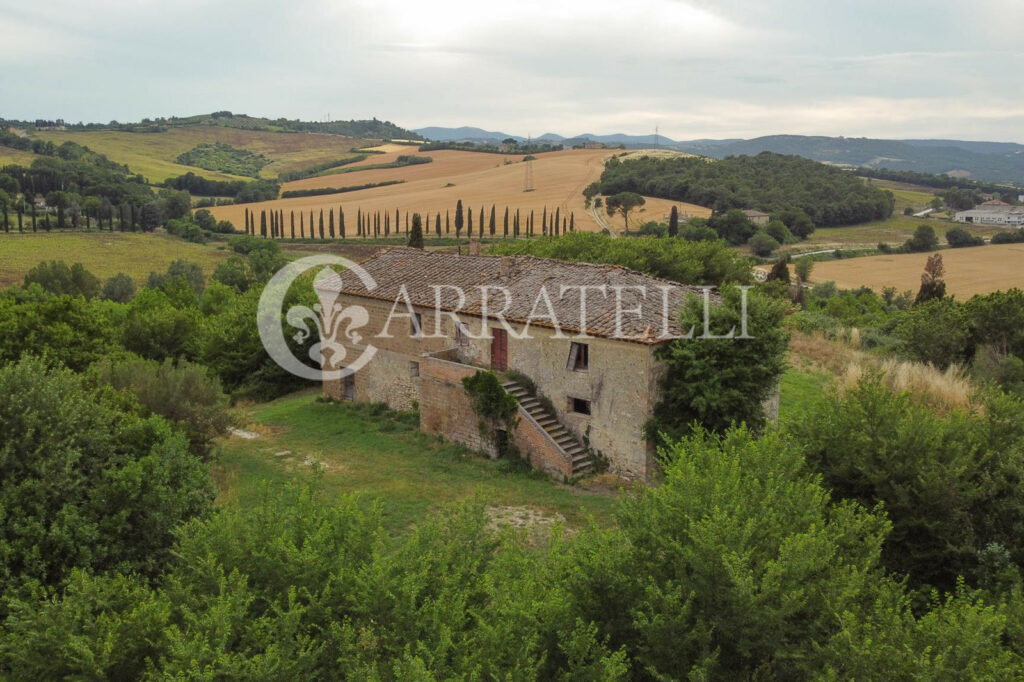 Castle and land of 290 hectares with building complex