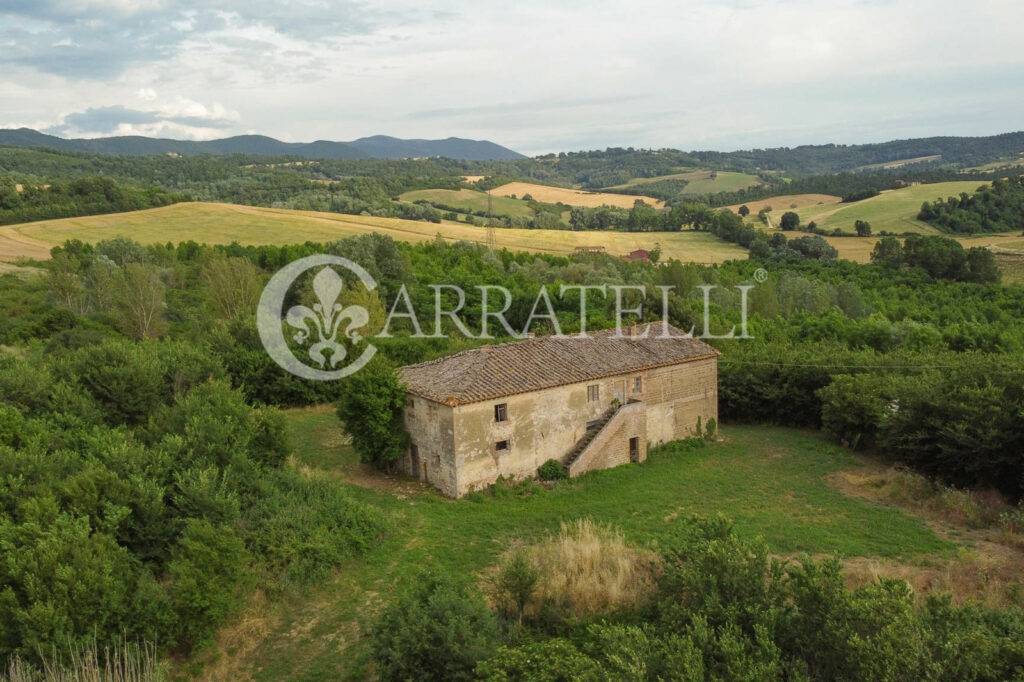 Castello e terreno di  290 ettari con complesso immobiliare