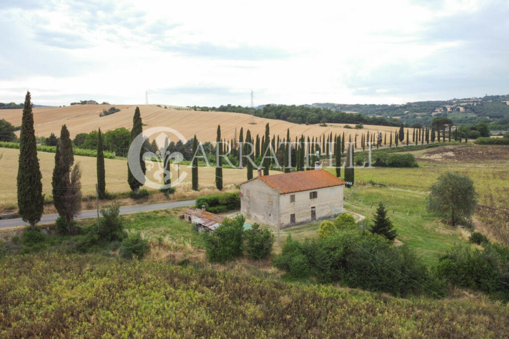 Castello e terreno di  290 ettari con complesso immobiliare