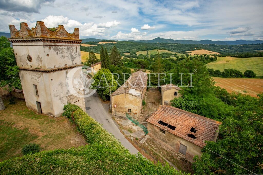 Castello e terreno di  290 ettari con complesso immobiliare