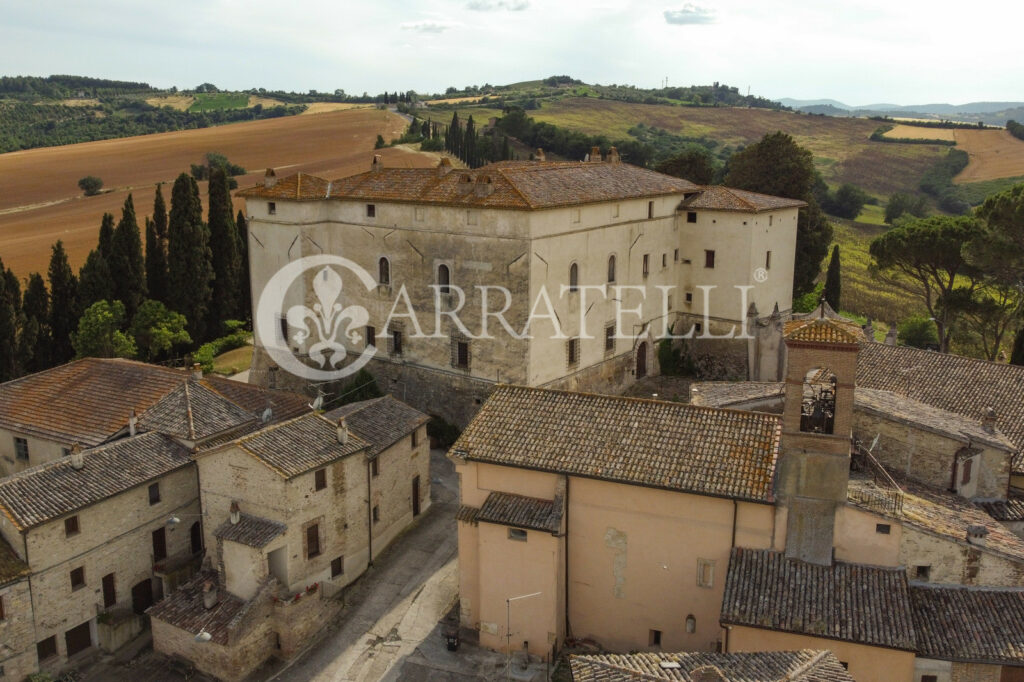 Castle and land of 290 hectares with building complex