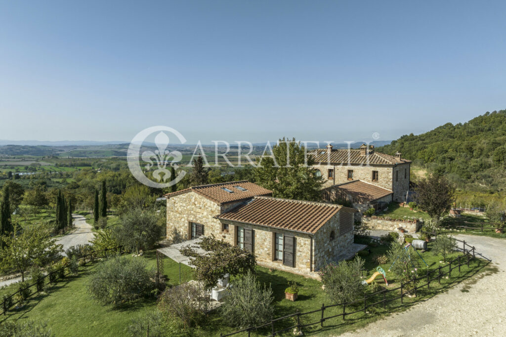 Panoramico casale con piscina a Rapolano Terme