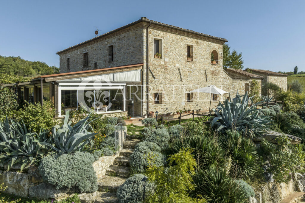 Panoramico casale con piscina a Rapolano Terme