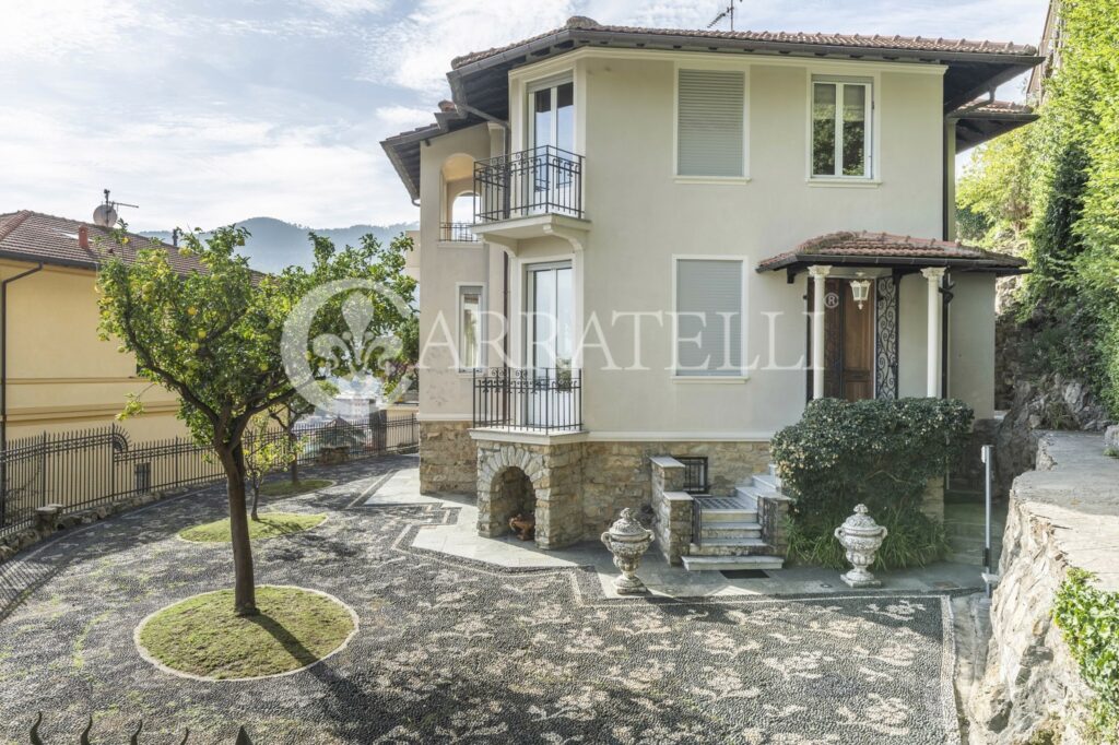 Signorile Villa Liberty con dependance e giardino