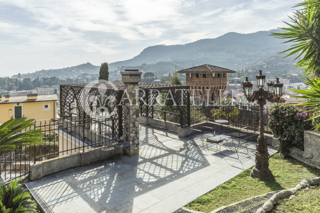 Signorile Villa Liberty con dependance e giardino