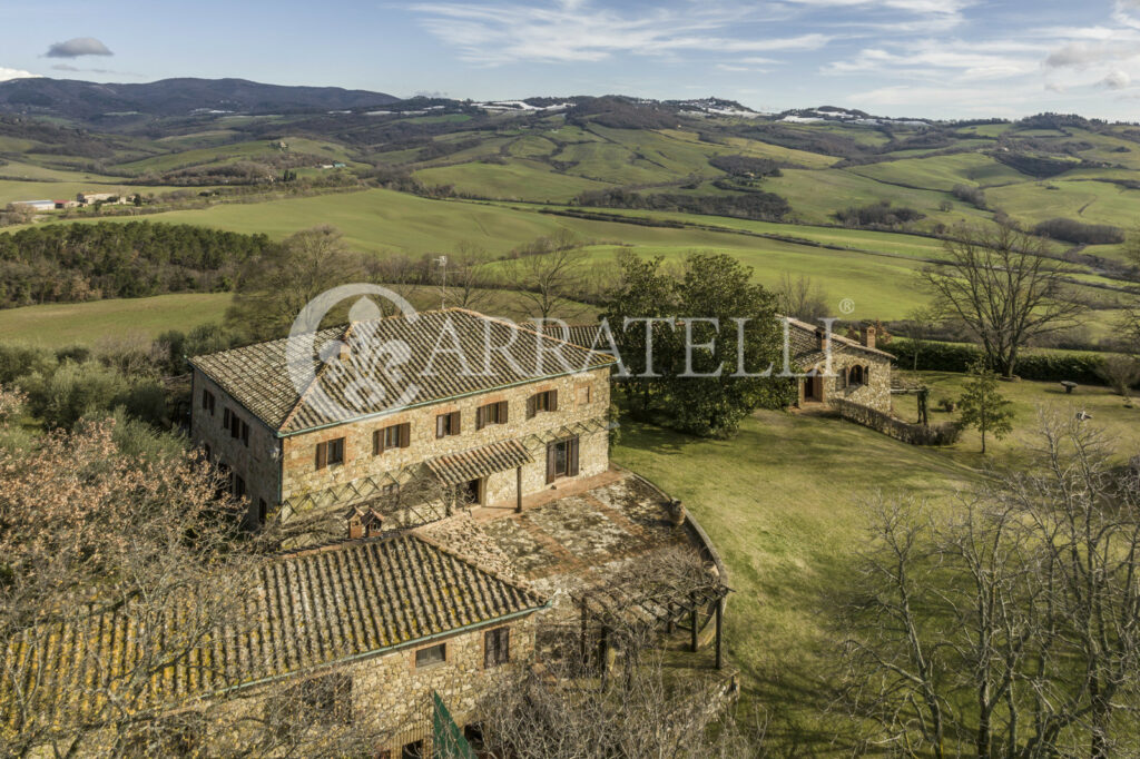 Farm with hunting reserve in Siena