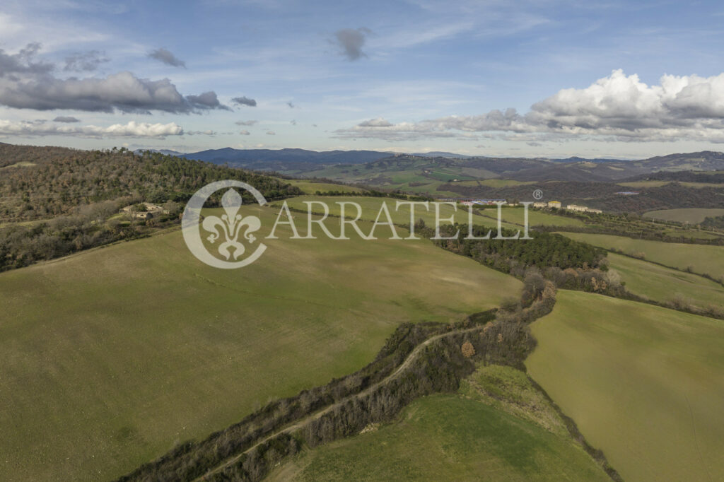 Farm with hunting reserve in Siena