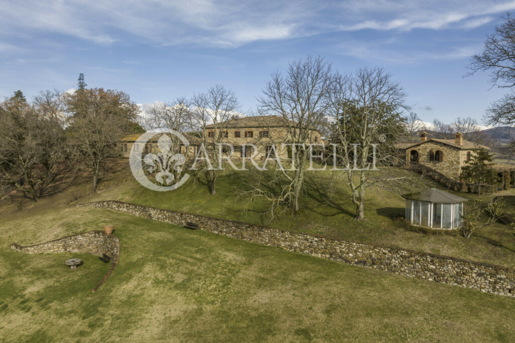 Farm with hunting reserve in Siena