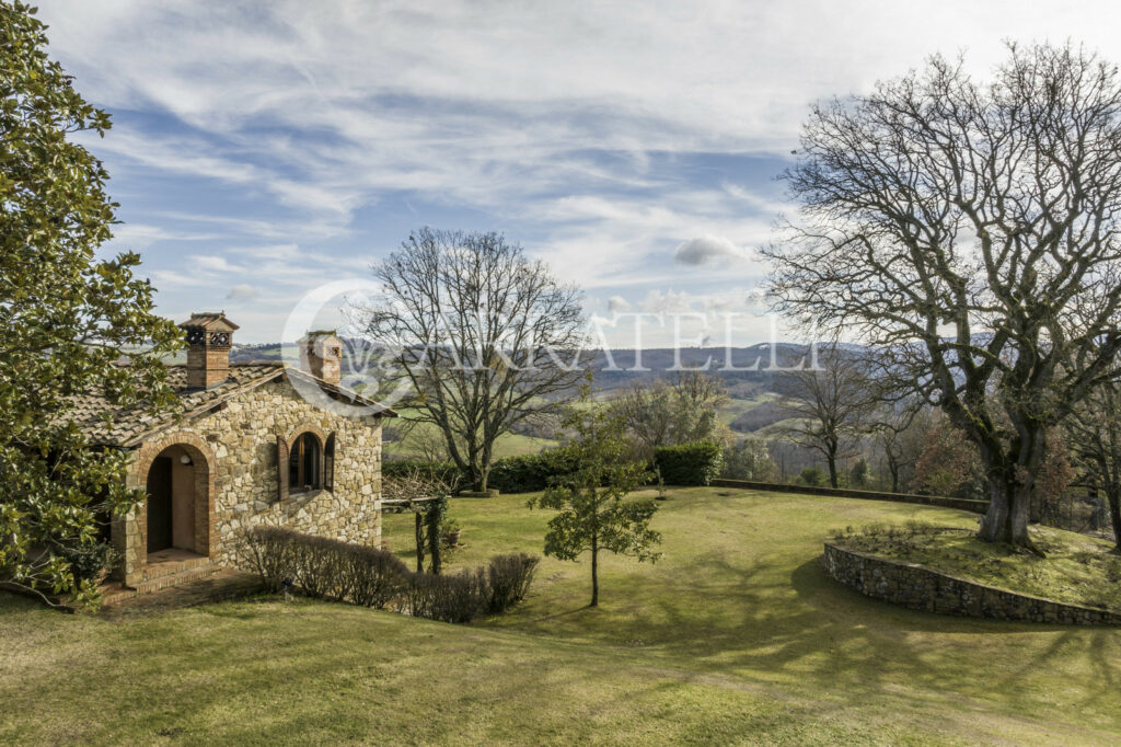 Farm with hunting reserve in Siena