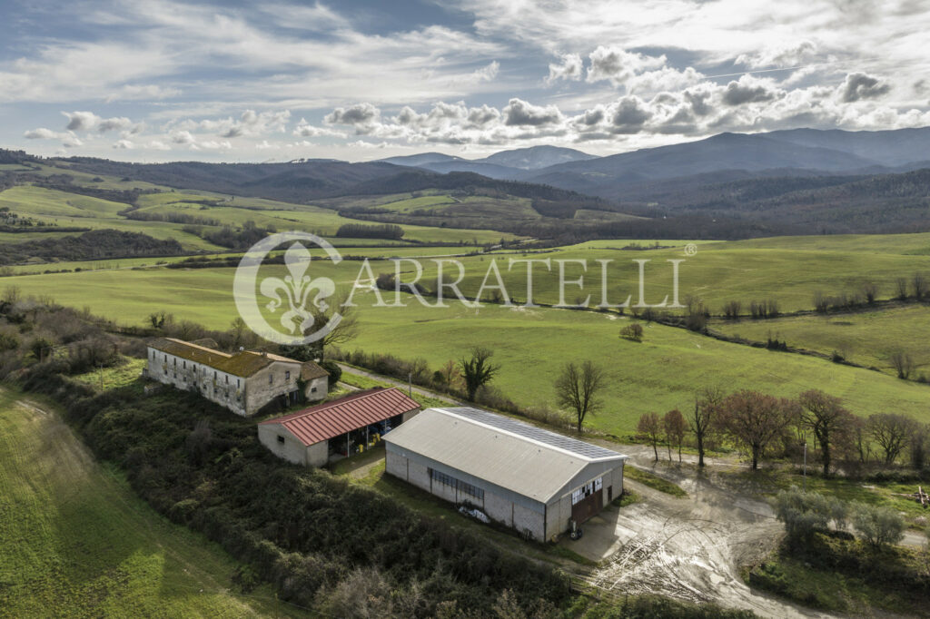 Farm with hunting reserve in Siena