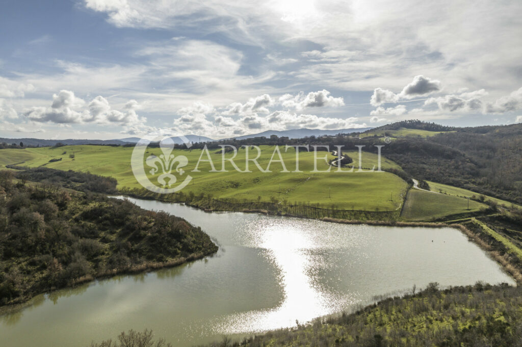 Farm with hunting reserve in Siena