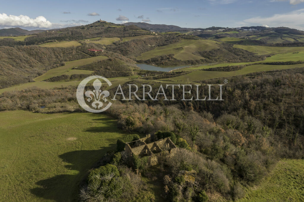 Farm with hunting reserve in Siena