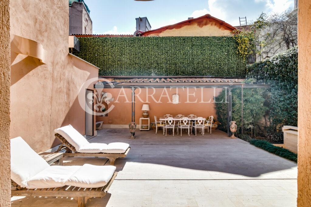 Palazzetto storico con corte interna e garage