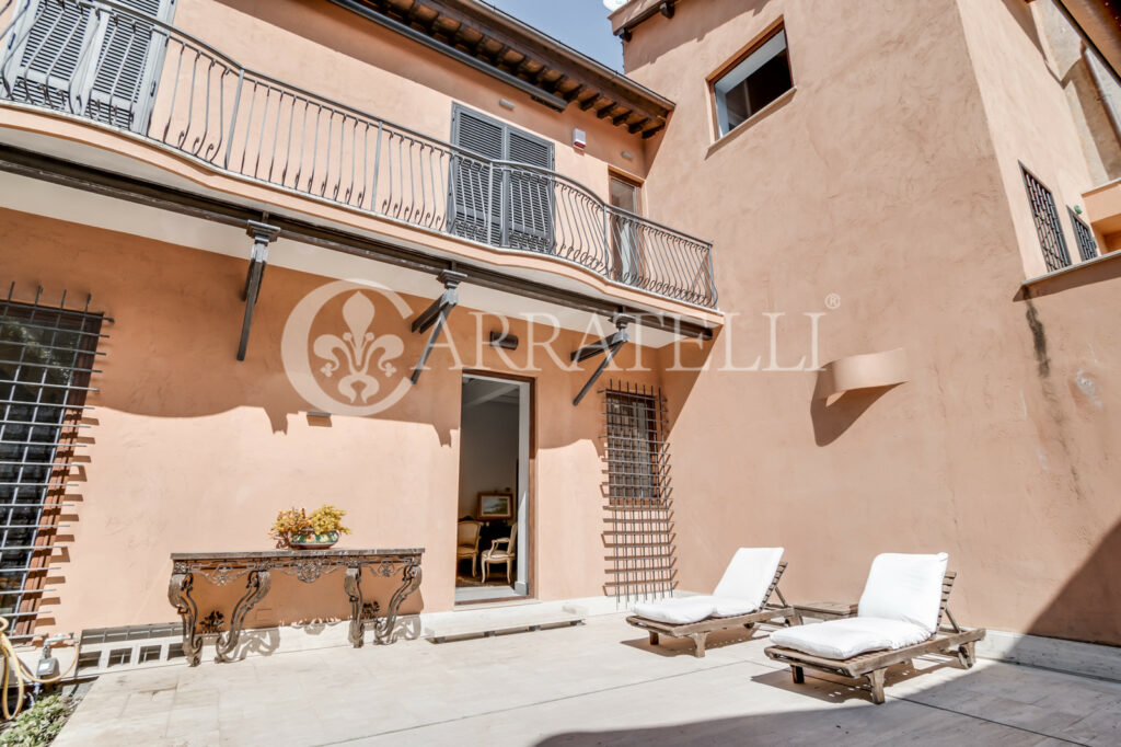 Palazzetto storico con corte interna e garage