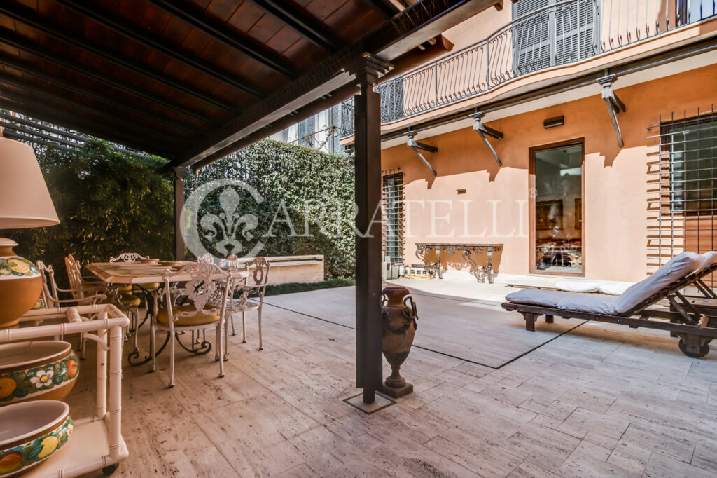 Palazzetto storico con corte interna e garage