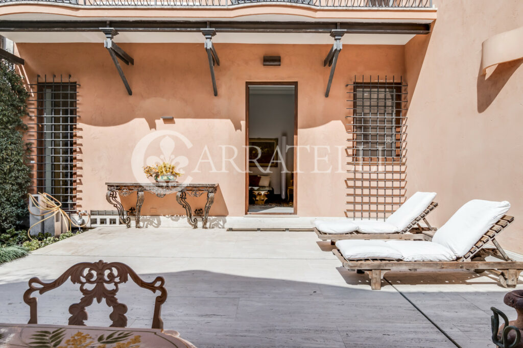 Palazzetto storico con corte interna e garage