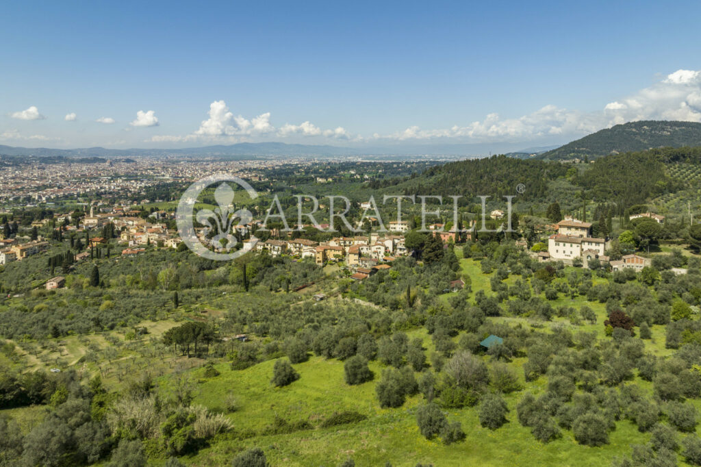 Villa storica con coloniche e piscina a Firenze