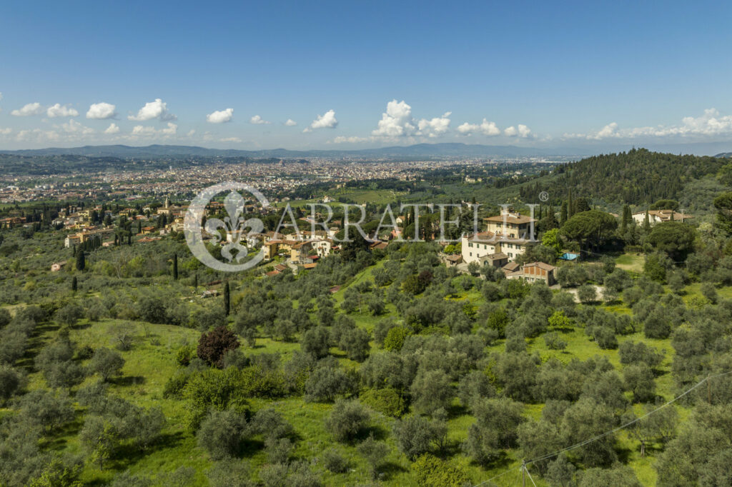 Villa storica con coloniche e piscina a Firenze