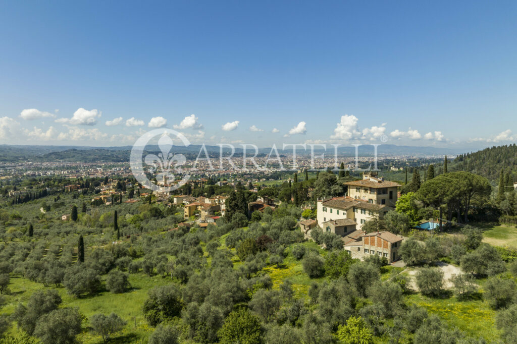 Villa storica con coloniche e piscina a Firenze