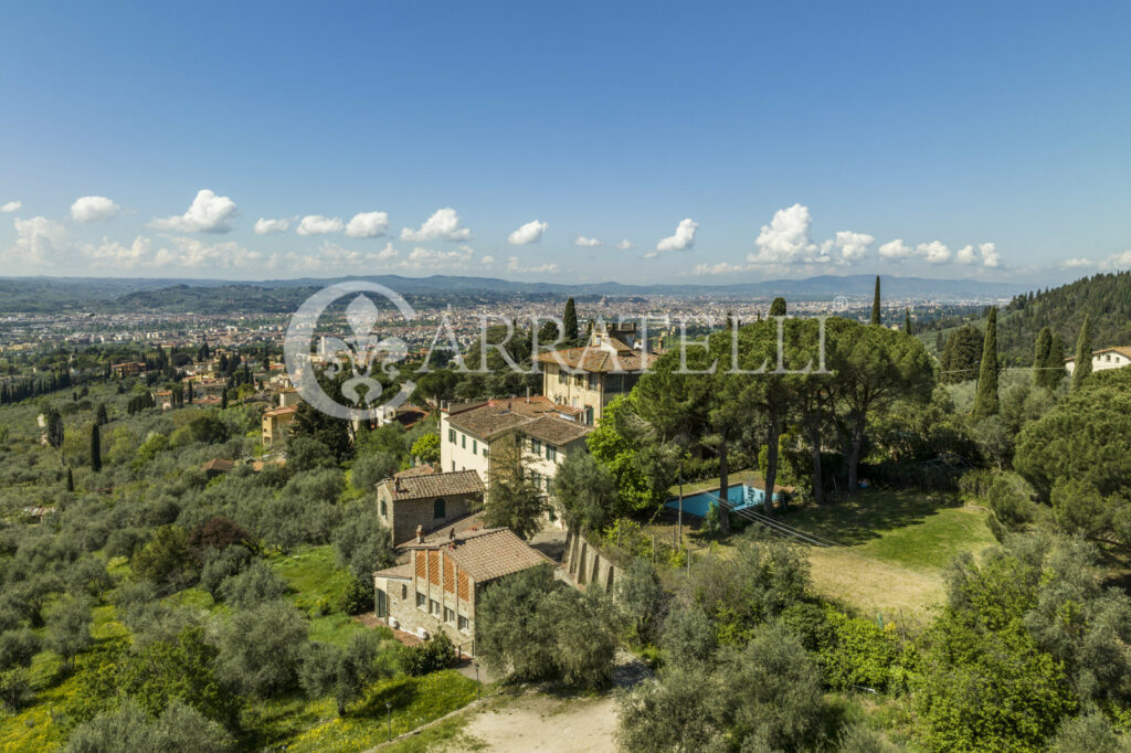 Villa storica con coloniche e piscina a Firenze