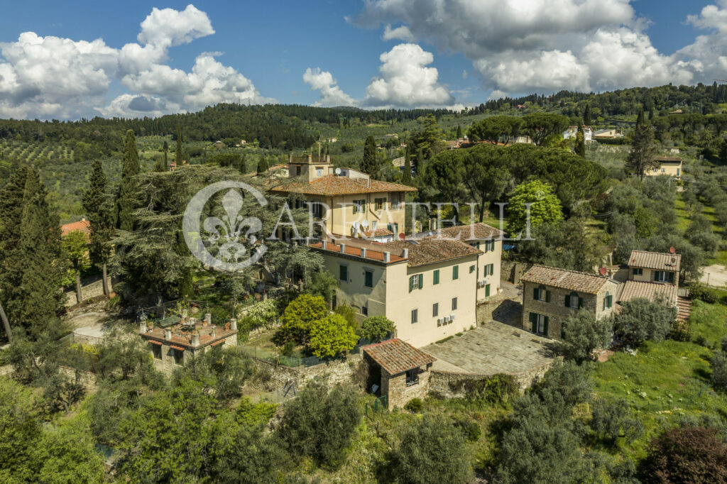 Villa storica con coloniche e piscina a Firenze