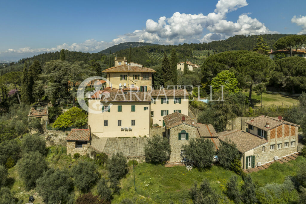 Villa storica con coloniche e piscina a Firenze