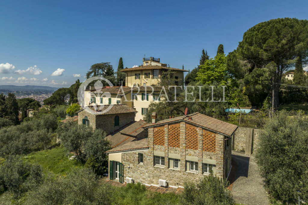 Villa storica con coloniche e piscina a Firenze