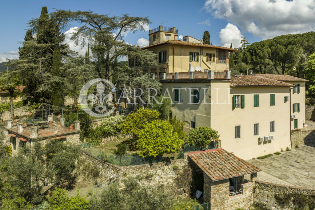 Villa storica con coloniche e piscina a Firenze