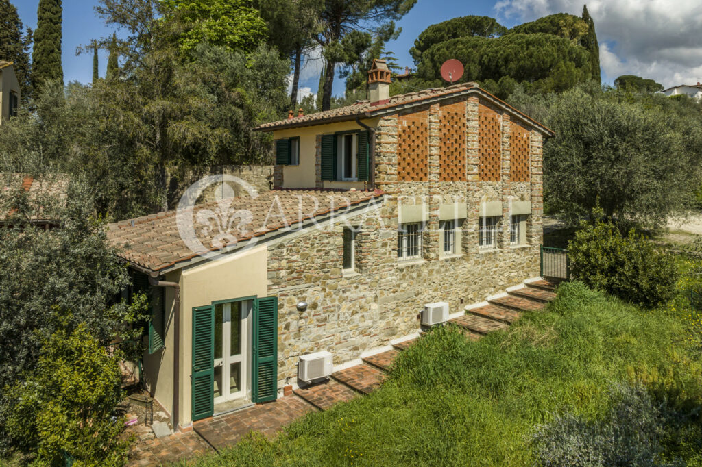 Villa storica con coloniche e piscina a Firenze