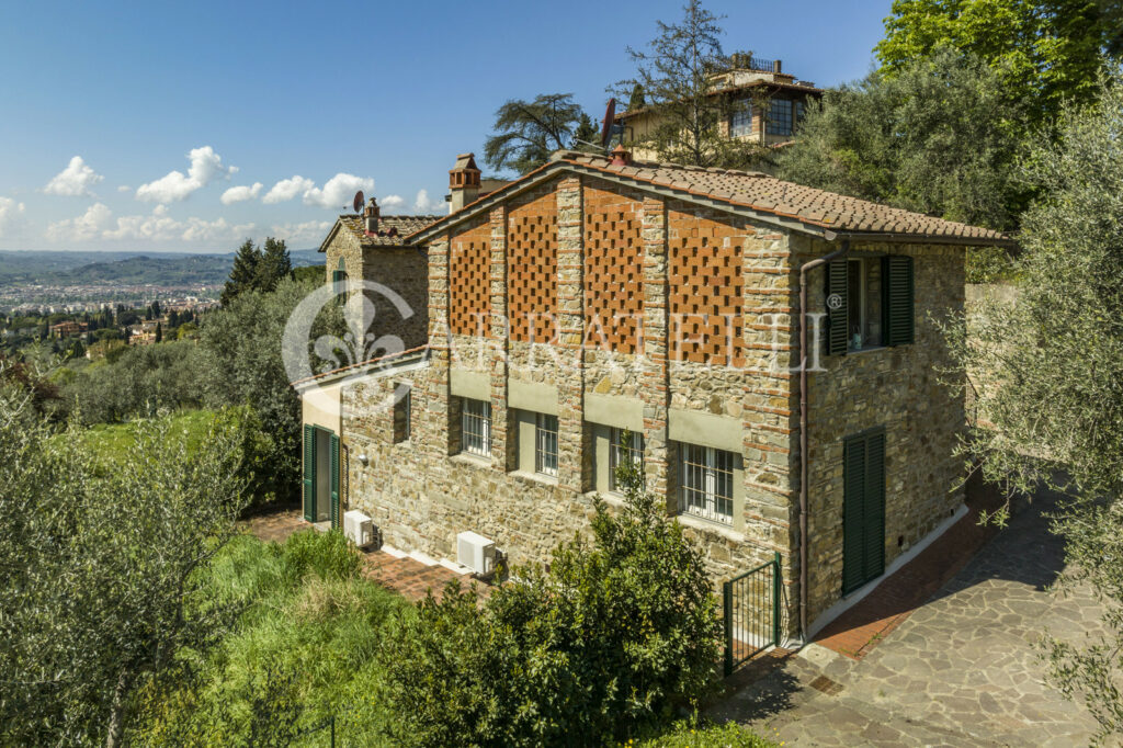 Villa storica con coloniche e piscina a Firenze