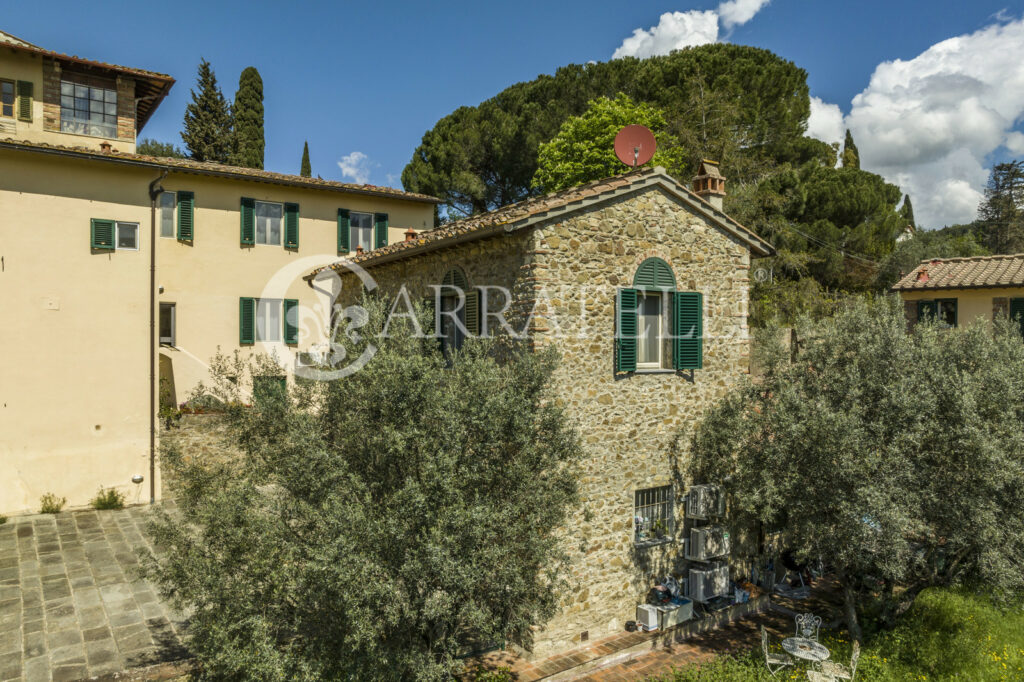 Villa storica con coloniche e piscina a Firenze