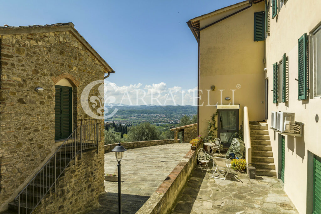 Villa storica con coloniche e piscina a Firenze