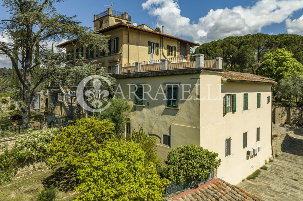 Villa storica con coloniche e piscina a Firenze