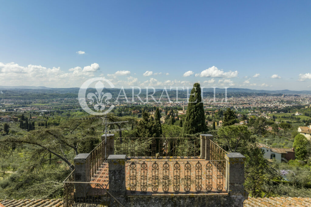 Villa storica con coloniche e piscina a Firenze