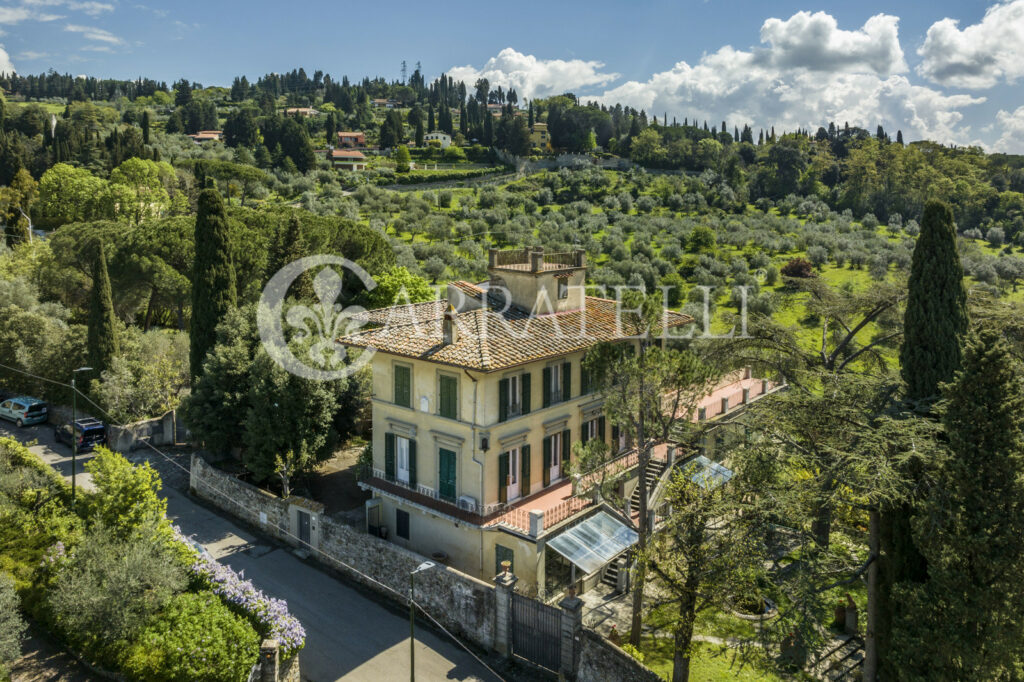 Villa storica con coloniche e piscina a Firenze