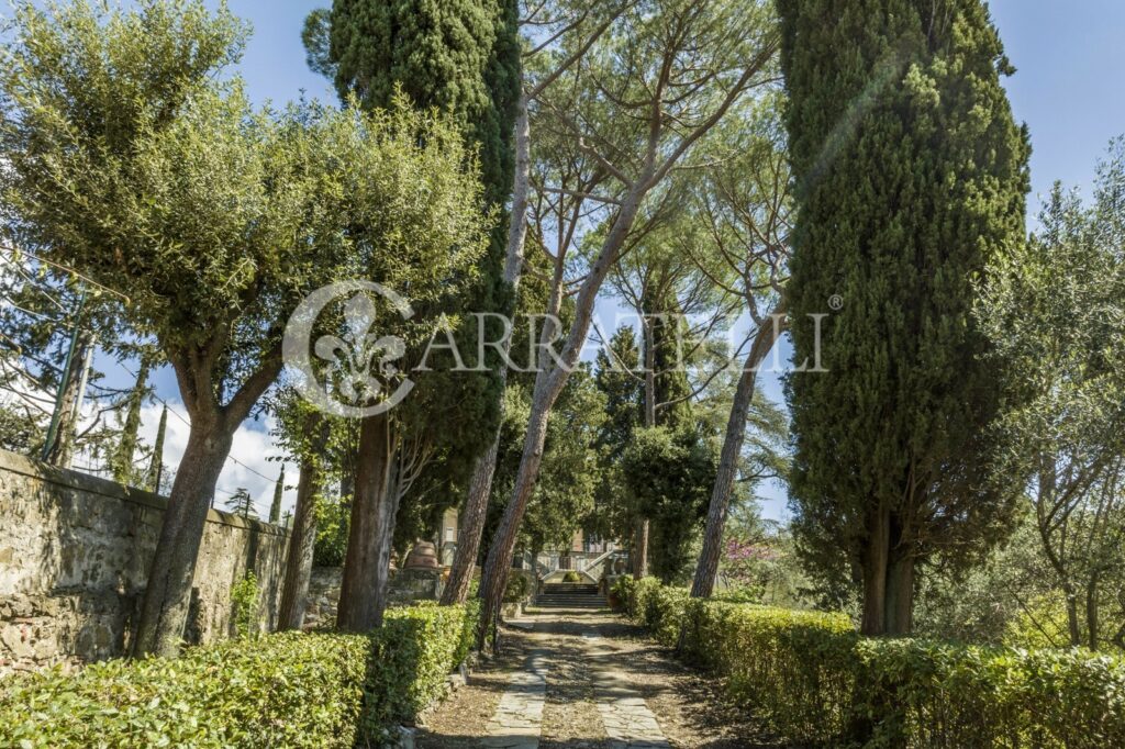 Villa storica con coloniche e piscina a Firenze