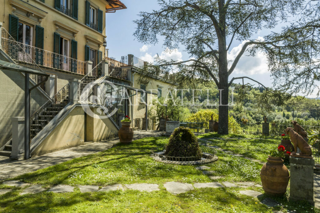 Villa storica con coloniche e piscina a Firenze