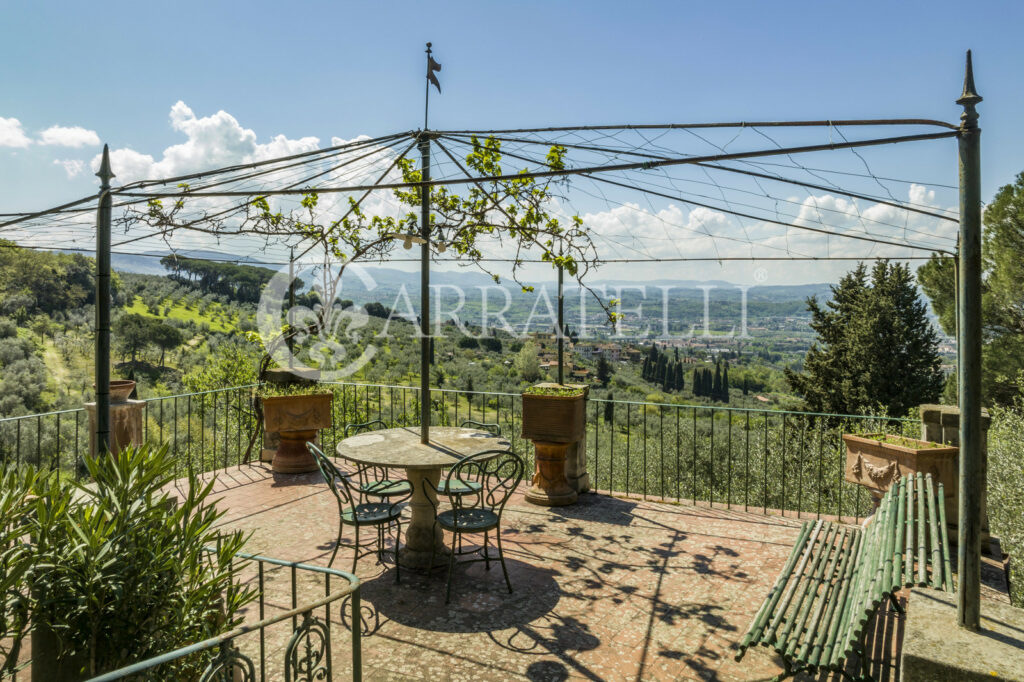 Villa storica con coloniche e piscina a Firenze