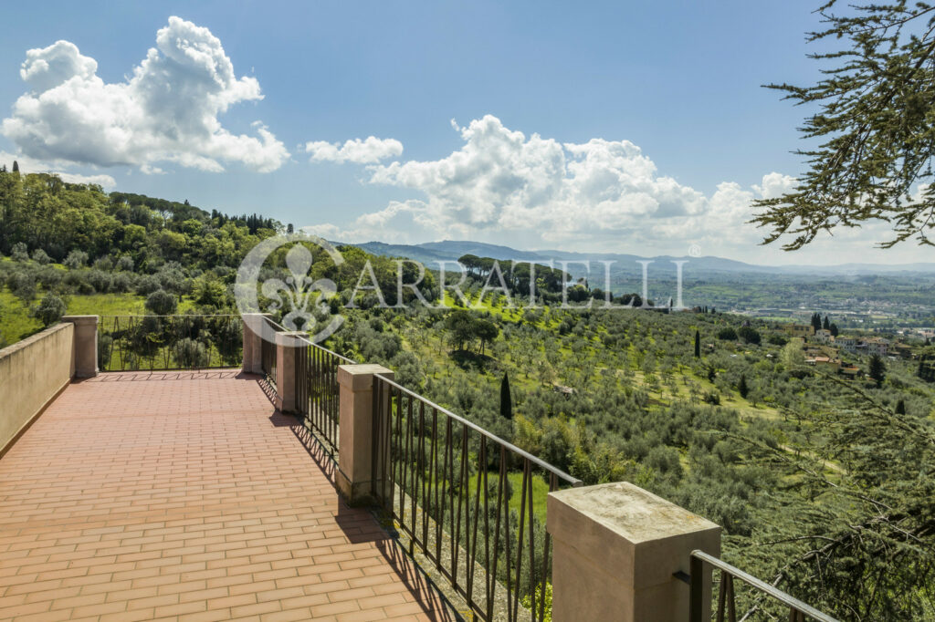 Villa storica con coloniche e piscina a Firenze