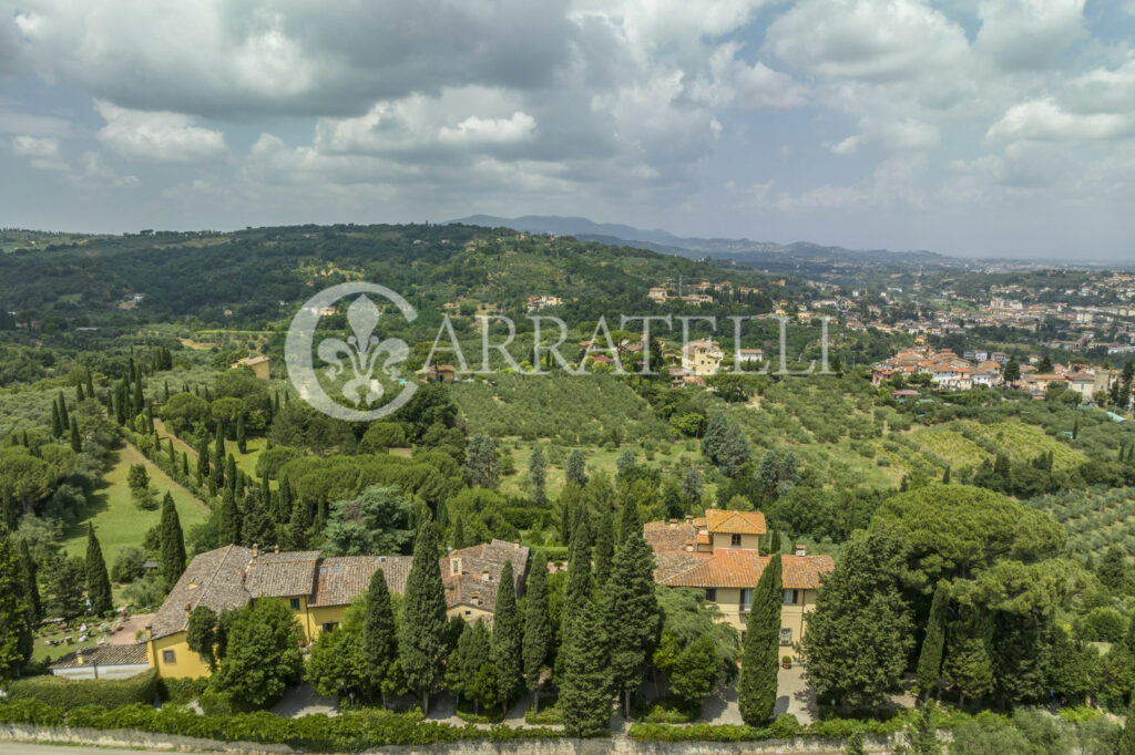 Superba villa storica sulle colline con oliveta