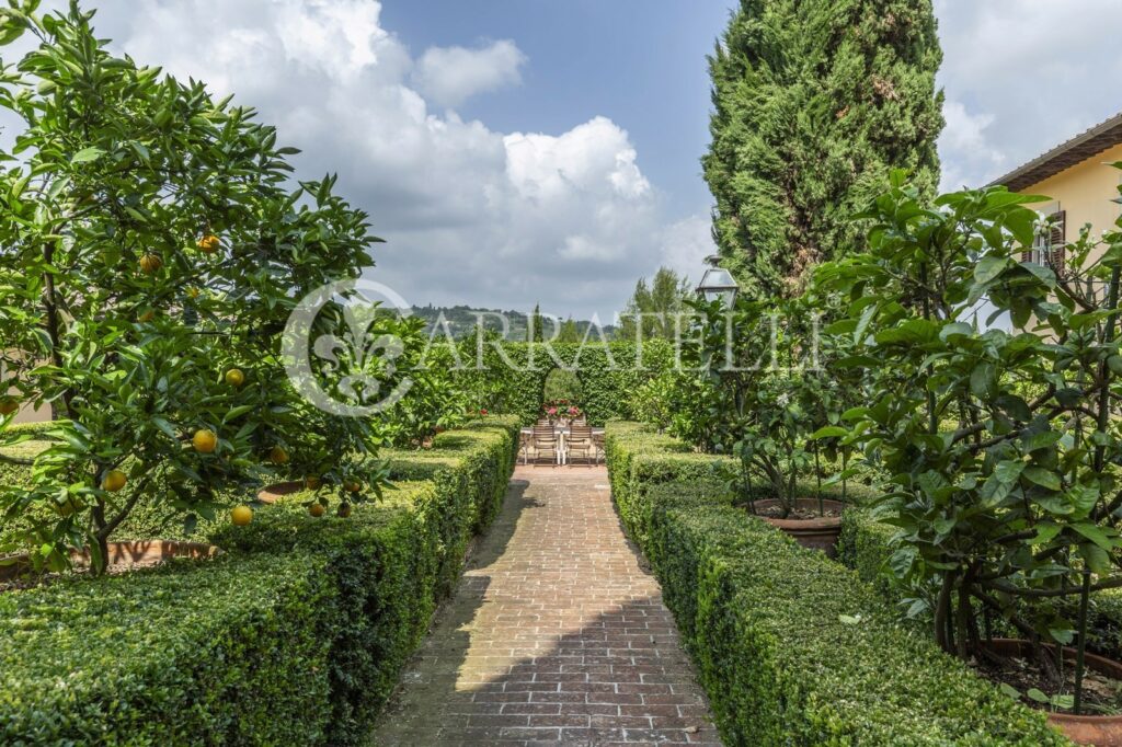 Superba villa storica sulle colline con oliveta